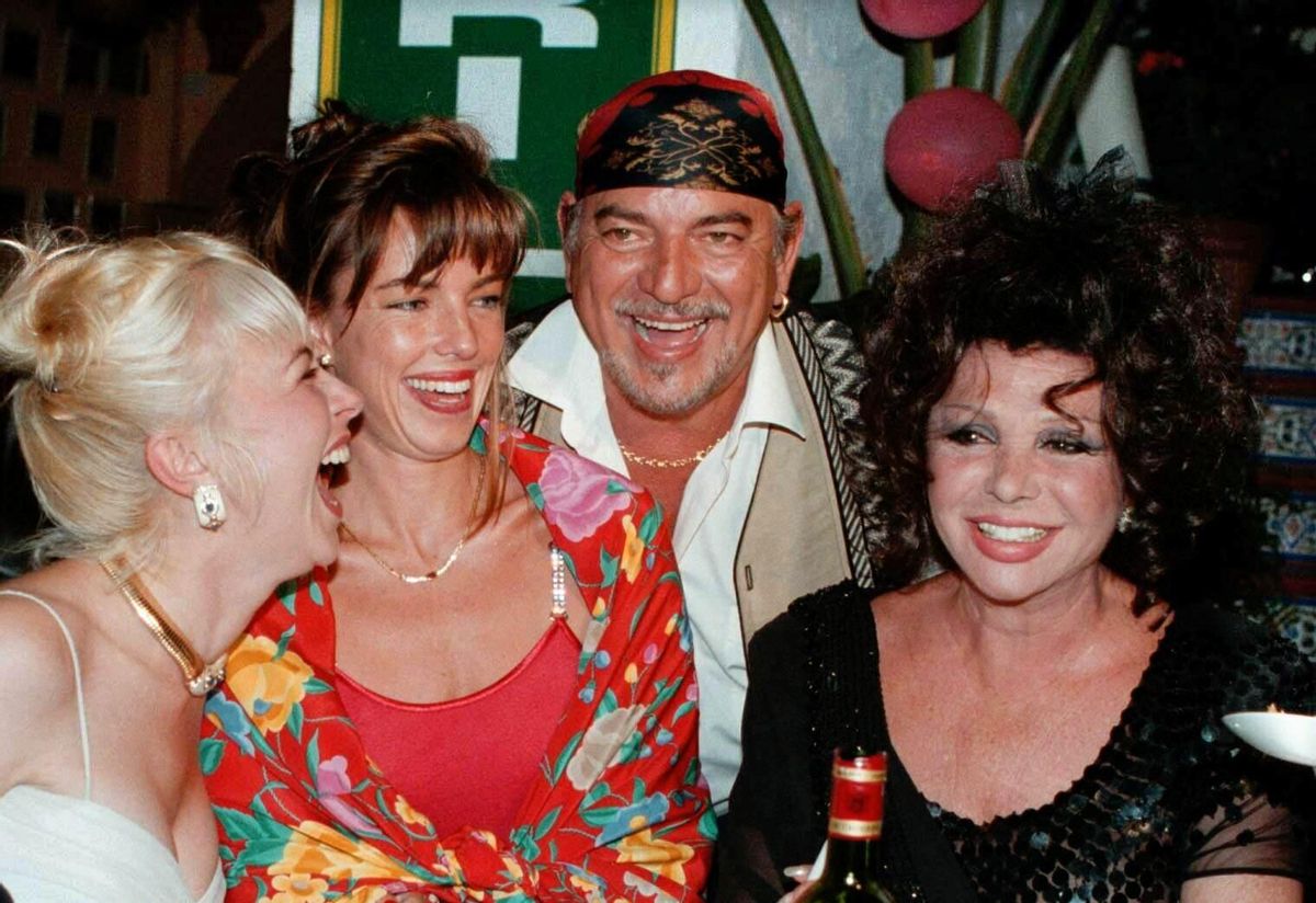 Bienvenida Pérez (izda.), con Eva Medina, Espartaco Santoni y Marujita Díaz en Marbella, en 1998.