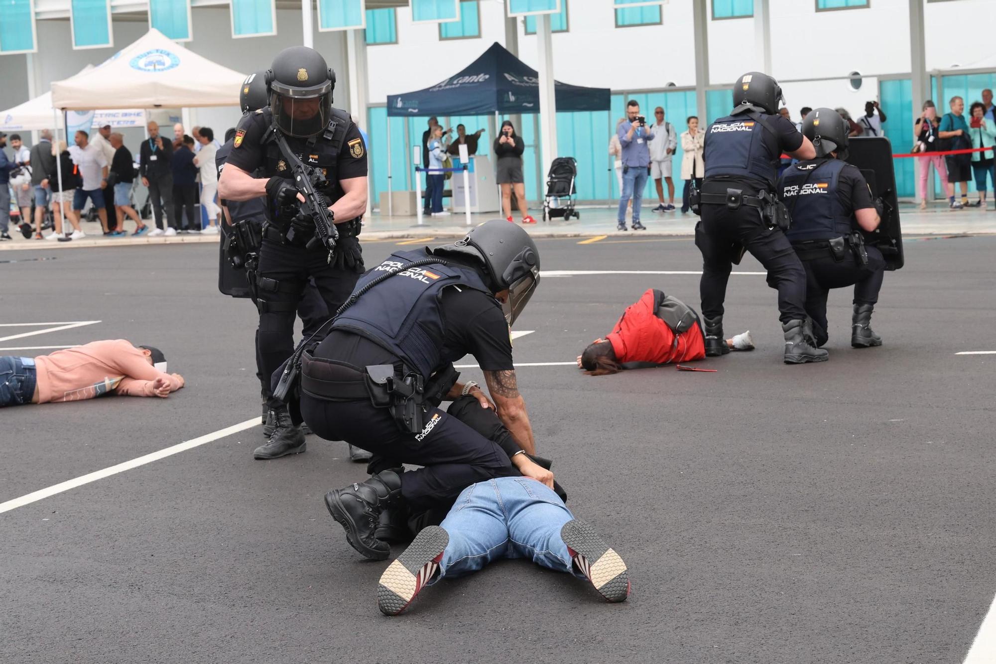 Simulacro de atentado terrorista realizado por la Policía armada en el puerto de Alicante