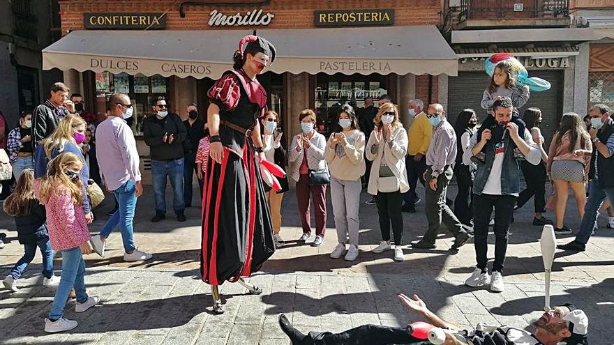 Malabaristas animan las calles de la ciudad con su espectáculo. | M. J. C.