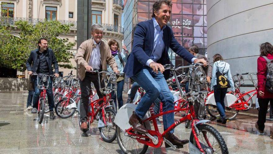 Perico Delgado pedalea en las calles de Zaragoza para fomentar la bici urbana