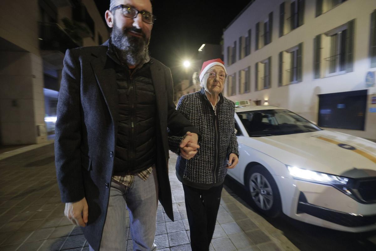 Los taxistas pasean a los mayores por Palma