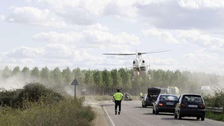 Un helicóptero traslada al herido grave, un joven del Valle de Valverde, al hospital de León .