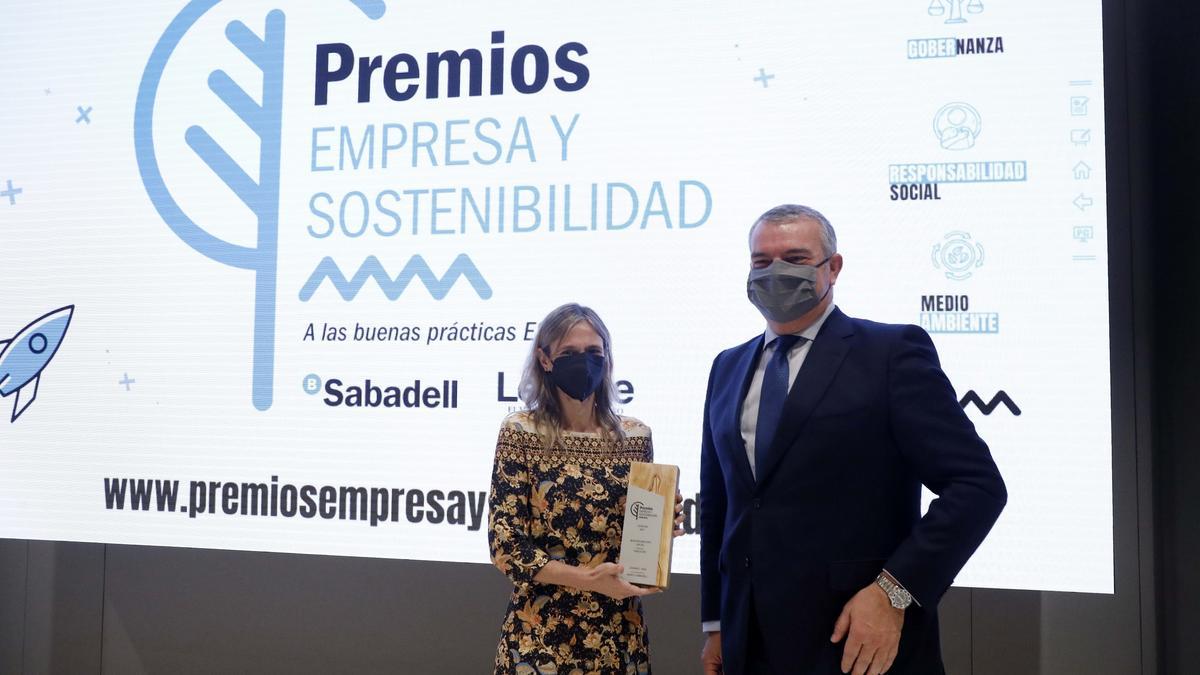 Fernando Canós, subdirector general y director de la Territorial Este de Banco Sabadell, entregó el premio de Responsabilidad Social a la directiva de Grupo SanLucar, Nancy Daiss.