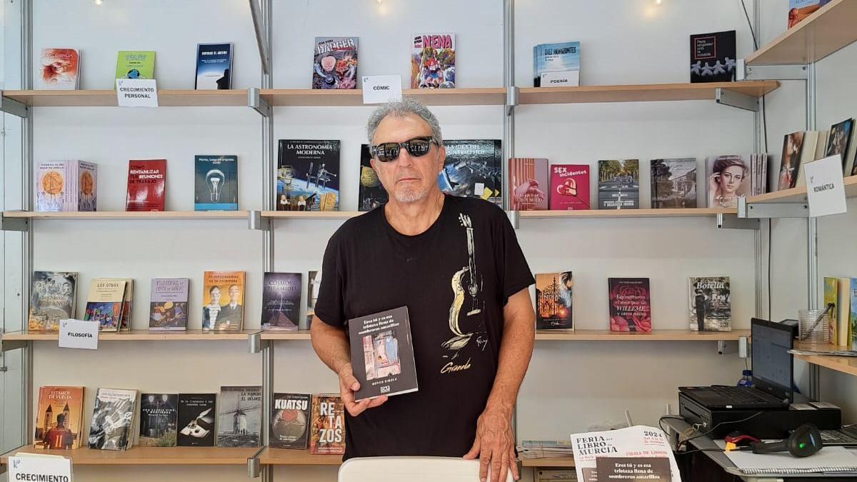 El poeta Ginés Emile, en una feria del libro