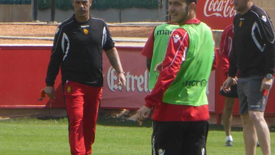 El técnico Javier Olaizola, durante un entrenamiento del Mallorca B esta semana.