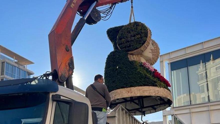 Descenso del busto floral para su instalación