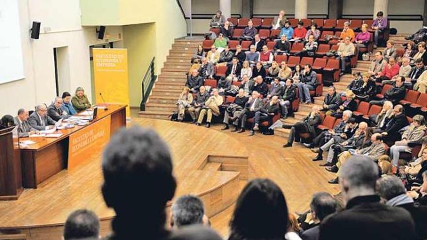 Vicente Gotor, tercero por la izquierda en la mesa, durante su intervención, ayer, ante el claustro de la Universidad.