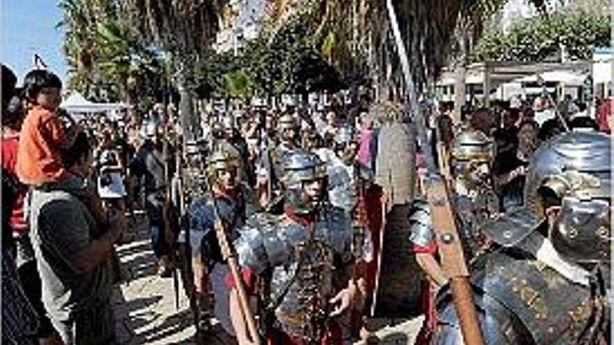 Un grup de legionaris fent una performance al passeig Marítim.