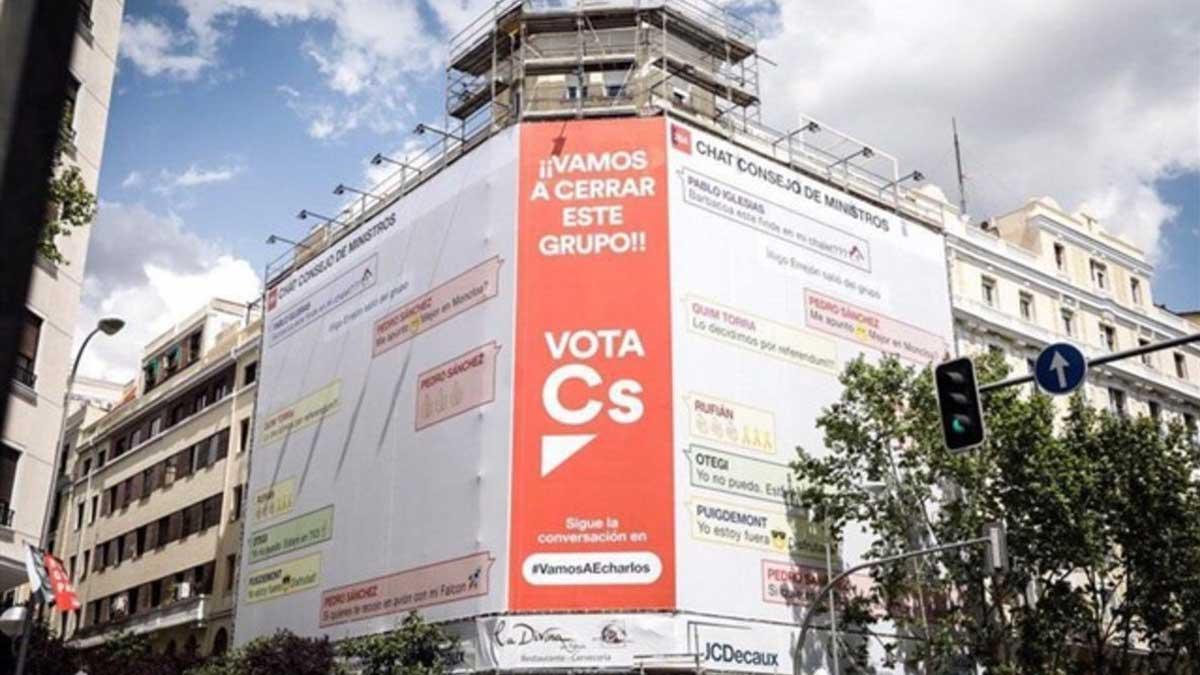 Un cartel de Ciudadanos promete cerrar el grupo WhatsApp de Sánchez y sus socios.