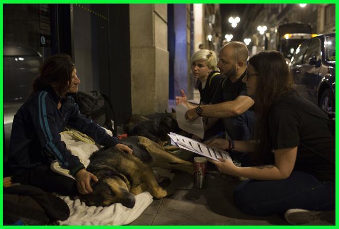 El sinhogarismo femenino crece en Barcelona: Vivir en la calle acumula muchos traumas, especialmente para las mujeres