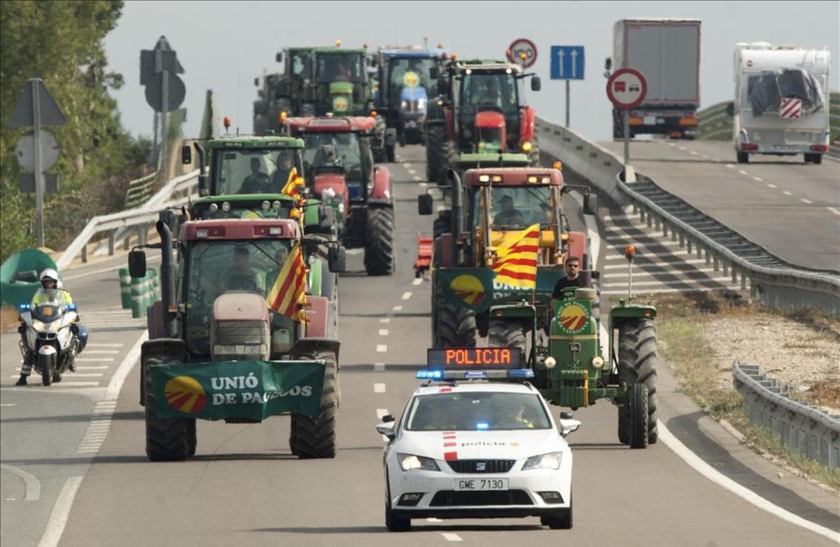 zentauroepp35443409 amposta  montsia   9 09 2016  tractorada por la n 340 de uni170125194104