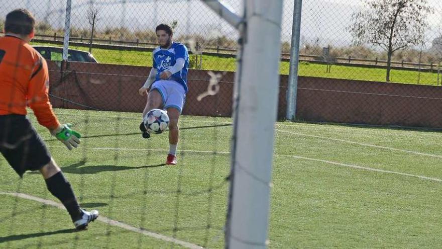 Una acción de un duelo de la pasada temporada en el Keniata de Moaña. // Gonzalo Núñez