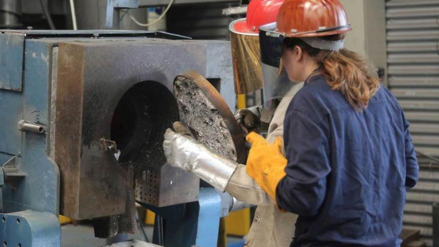 Técnicos trabajan en un taller de investigación del acero.