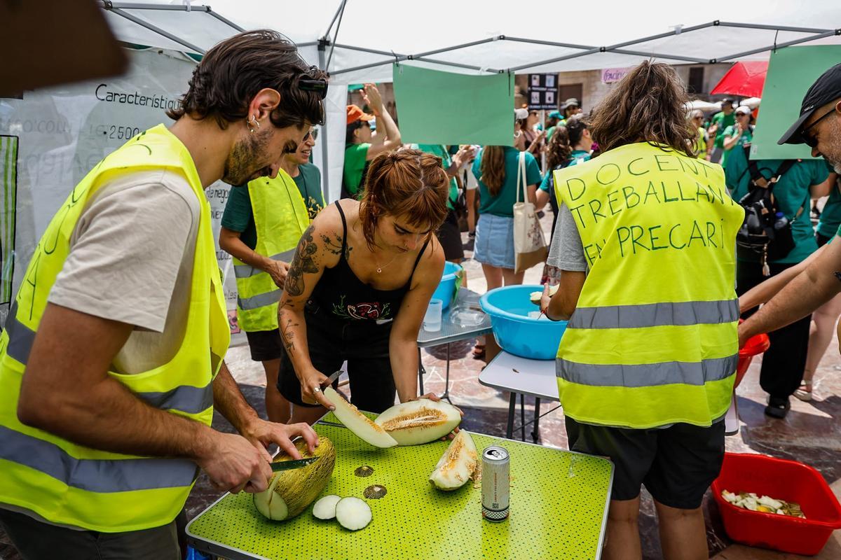 Docentes en huelga y organizadores de la fiesta del Corpus conviven en la plaza de la Virgen