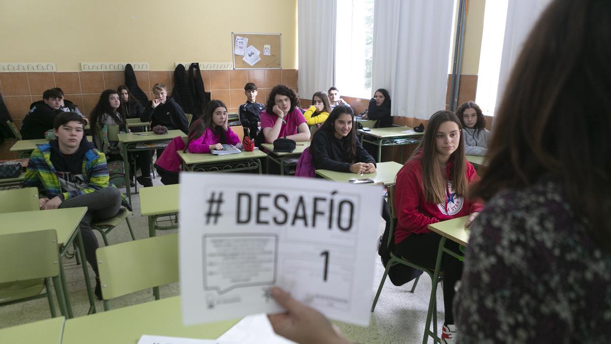 Asistentes a una sesión del laboratorio en el IES de La Luz, en una imagen de archivo.