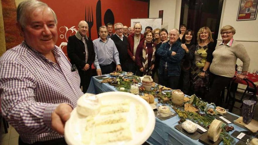 José Gerónimo Pérez, ayer, junto al resto de socios de &quot;Pláganu&quot; en La Curtidora.