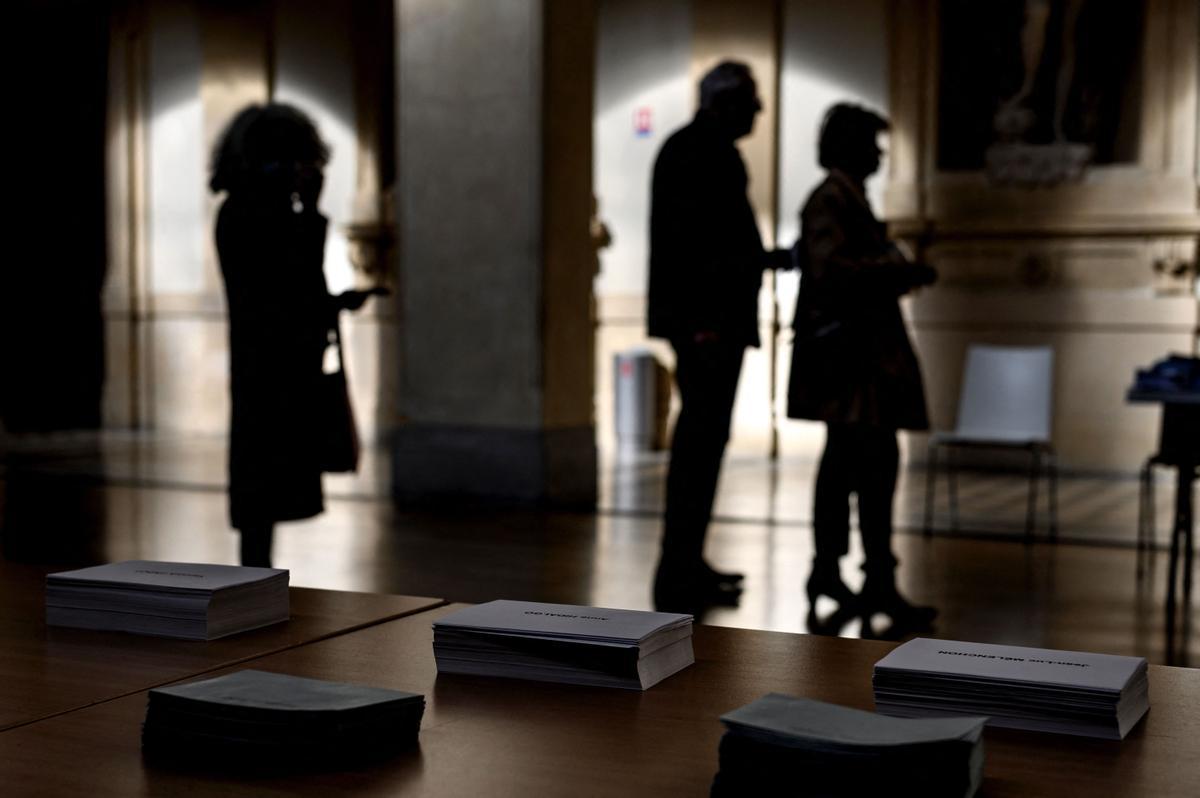 Los votantes hacen cola para emitir su voto en la primera ronda de las elecciones presidenciales de Francia en un colegio electoral en Lyon el 10 de abril de 2022.