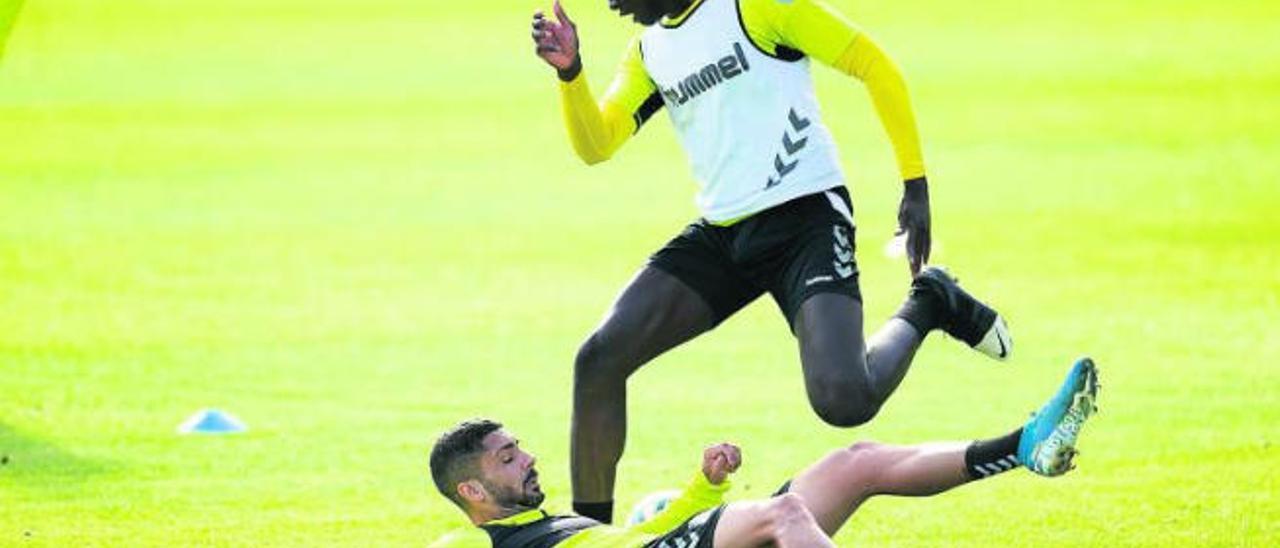 Álex Suárez, defensa de la UD Las Palmas, corta el avance del lanzaroteño Clau Mendes, uno de los canteranos elegidos por Mel para estas sesiones.