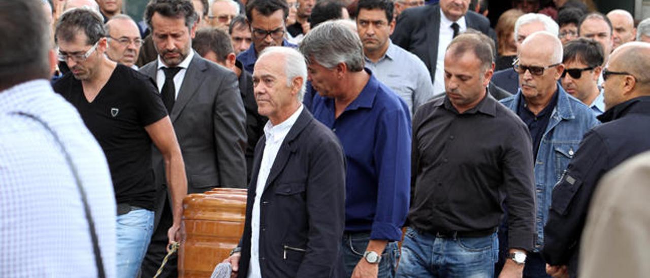 Amigos y familiares portan ayer el féretro del maquinista en su entierro en Fânzeres, Gondomar (Portugal). // FdeV