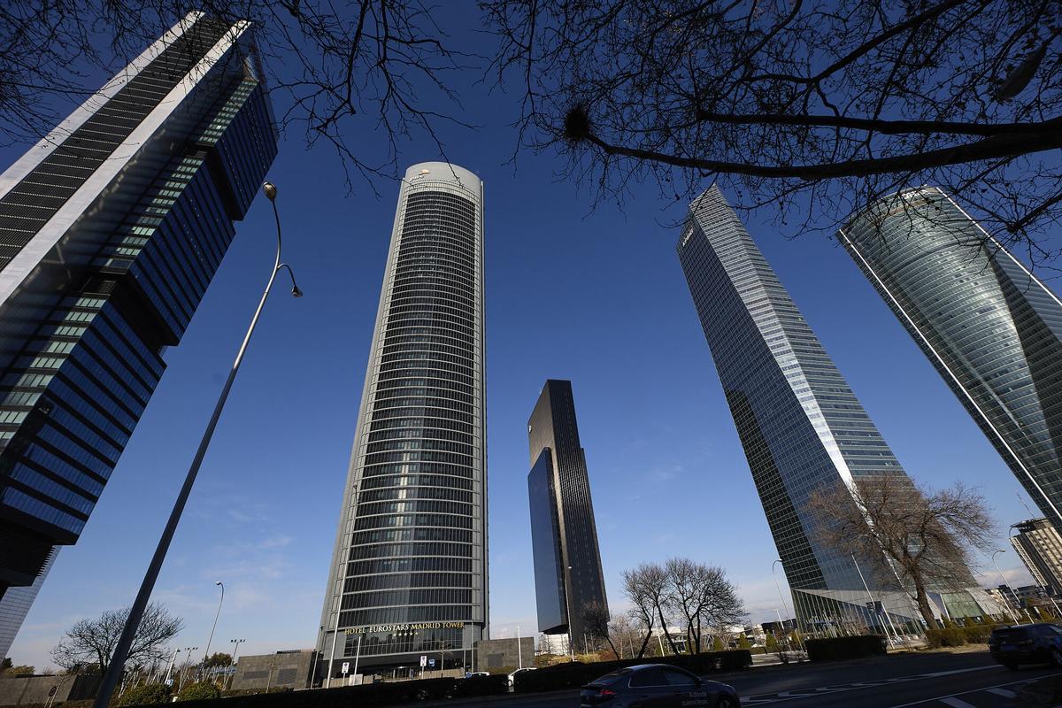 26/02/2023 Vista de las 5 torres en el complejo Cuatro Torres Business Area en el barrio de La Paz, a 26 de febrero de 2023, en Madrid, (España). En el espacio que antes ocupaba la antigua ciudad deportiva del Real Madrid se ubica el Skyline madrileño con Torre Espacio, Torre de Cristal, Caleido, Torre PwC y Torre Cepsa y que conforman el parque empresarial las Cuatro Torres Business Area (CTBA). Desde 2021 CTBA cuenta con una quinta torre, Torre Caleido, que alberga un centro comercial en la planta baja que recibe unas 110.000 visitas por semana. ECONOMIA Jesús Hellín - Europa Press