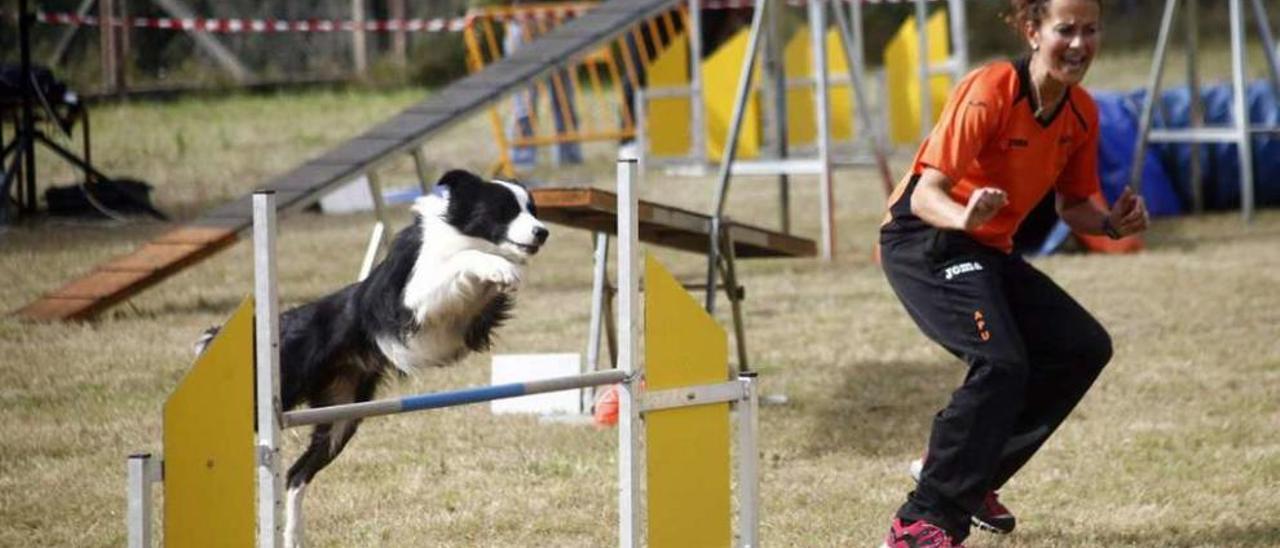 La estradense Silvia López y su perra &quot;Cata&quot;, vigentes subcampeonas autonómicas. // Bernabé /Luismy