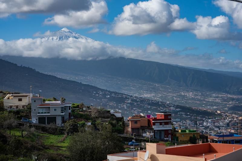 Los tinerfeños disfrutan de la nieve en el Teide