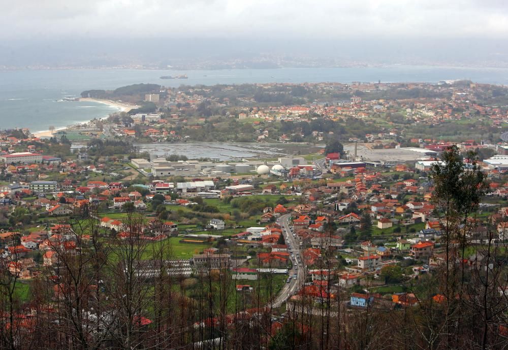 La nueva depuradora de Vigo, vista desde un alto de San Miguel de Oia // Marta G. Brea