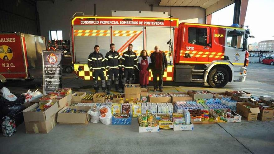 Los productos donados por los Bomberos do Salnés a Cáritas Interparroquial de Arousa. // Iñaki Abella