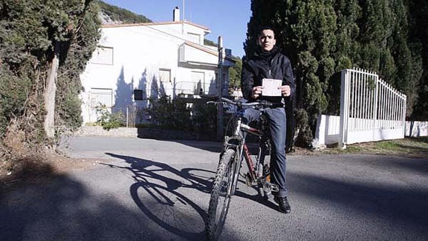 Mohammed, amb la bicicleta i la multa, a l&#039;entrada de l&#039;aparcament on el van sancionar.