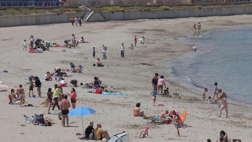 Las playas de Cabo de Palos y Levante reciben a los primeros turistas