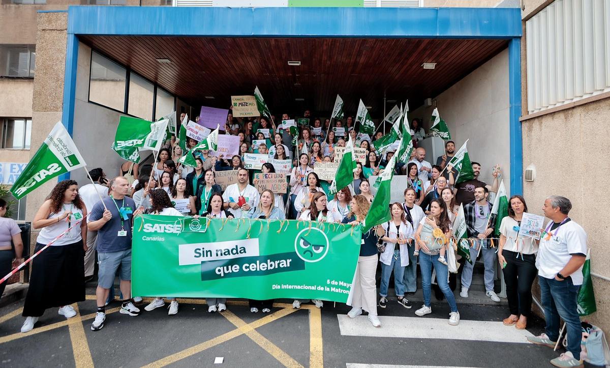 Concentración de matronas en el Hospital La Candelaria bajo el lema 'Nada que celebrar' Concentración de matronas en el Hospital La Candelaria bajo el lema 'Nada que celebrar'
