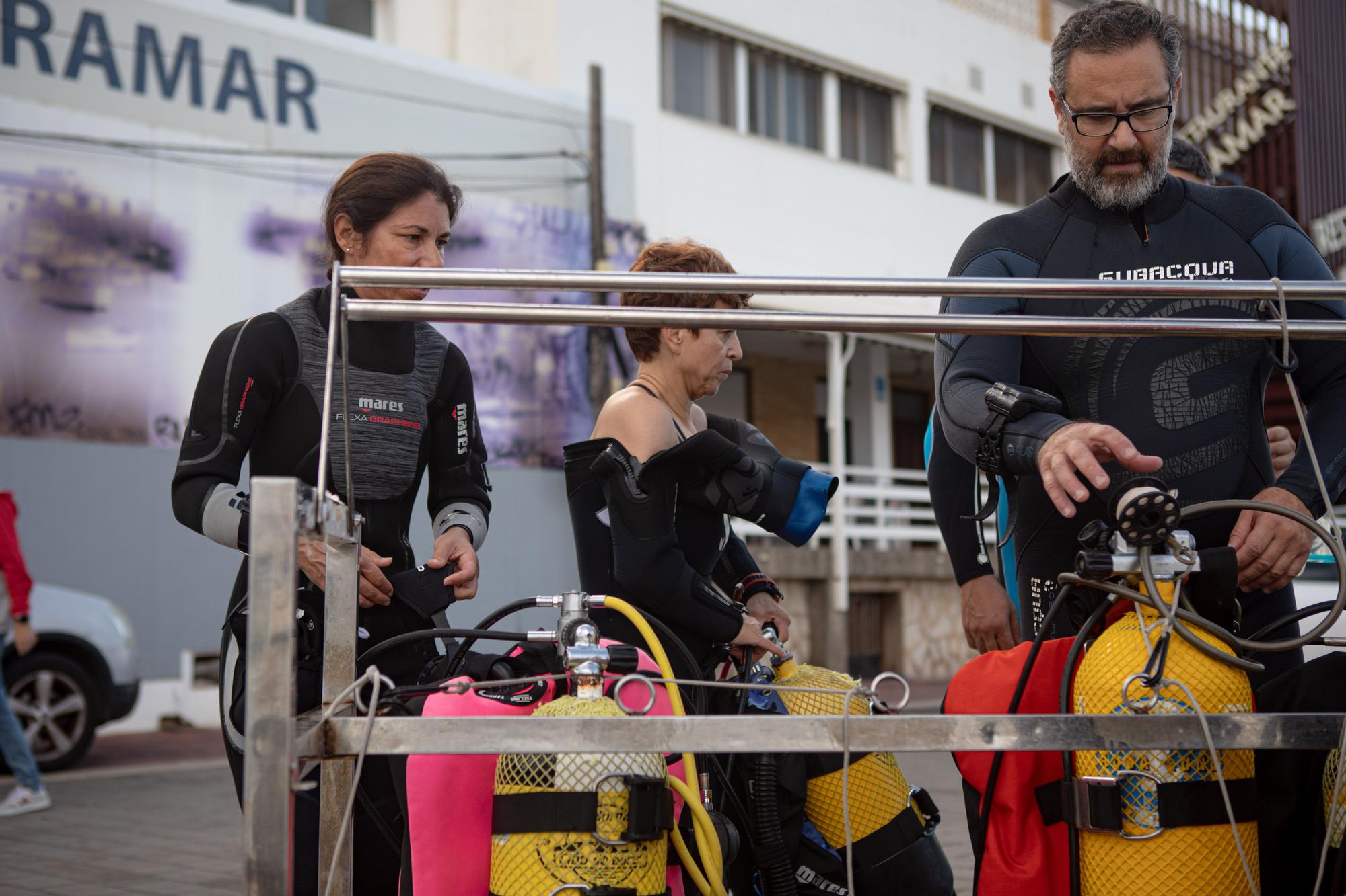 Voluntarios retiran basura de los fondos marinos del litoral