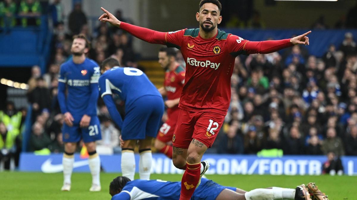 Matheus Cunha, después de uno de los tres goles que endosó al Chelsea, uno ayudado por un defensa.