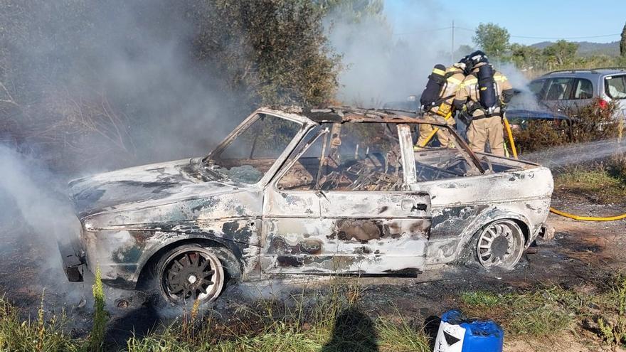Las llamas devoran dos vehículos estacionados en un terreno de Sant Antoni