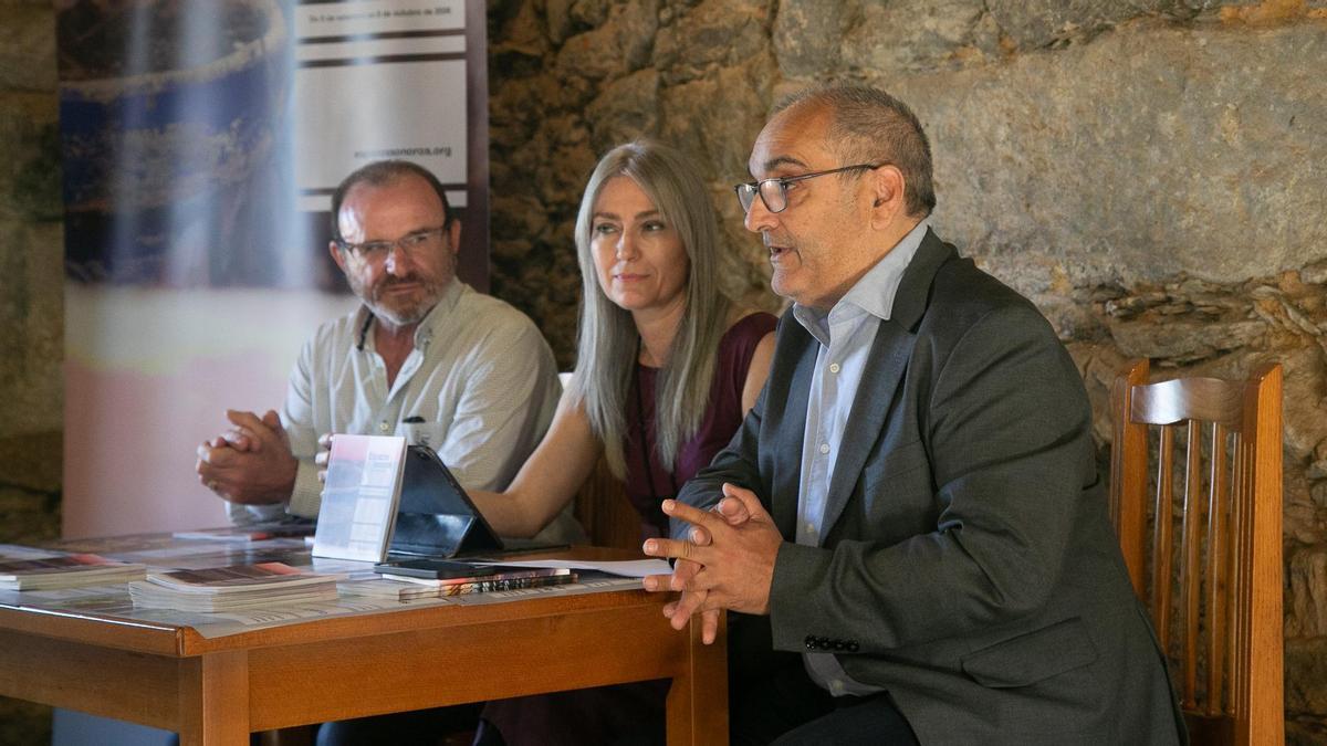 Eduardo Parga, esquerda, Belén Bermejo e Xosé Penas, na presentación de Espazos Sonoros.