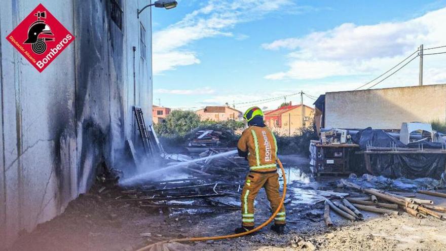 Sofocan un incendio en el exterior de una nave industrial de Desamparados en Orihuela