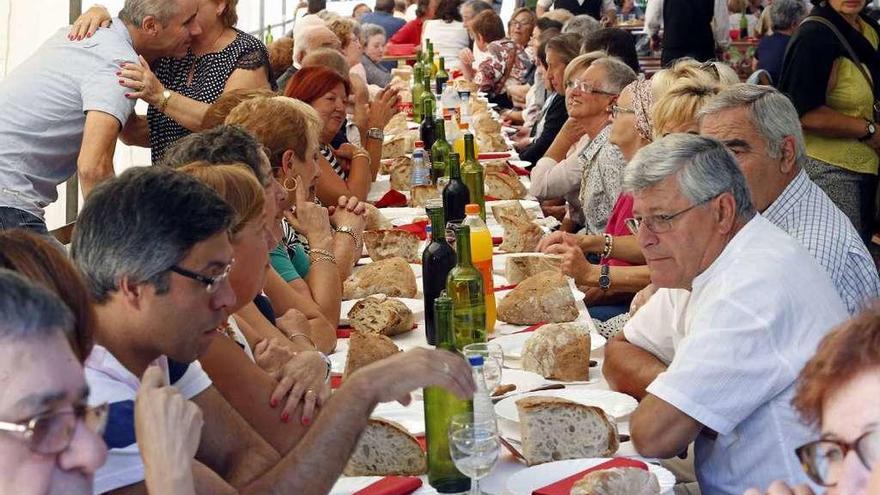 La comida de confraternidad comenzará a las 14.00 horas.  // Marta G. Brea