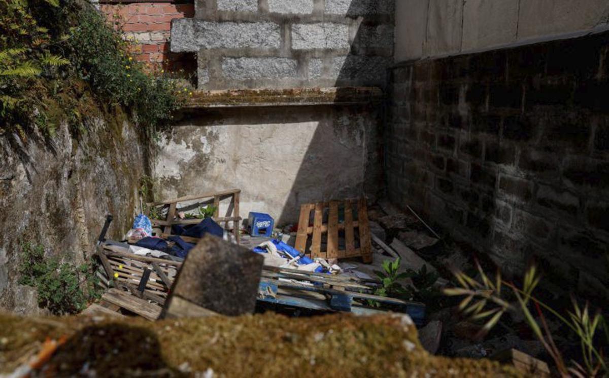 Casas con precintos policiales y llenas de maleza. | IÑAKI ABELLA