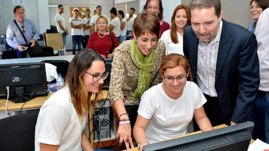 Onalia Bueno y Alejandro Martín, ayer con los alumnos de socorrismo acuático del centro El Timonel de Arguineguín.