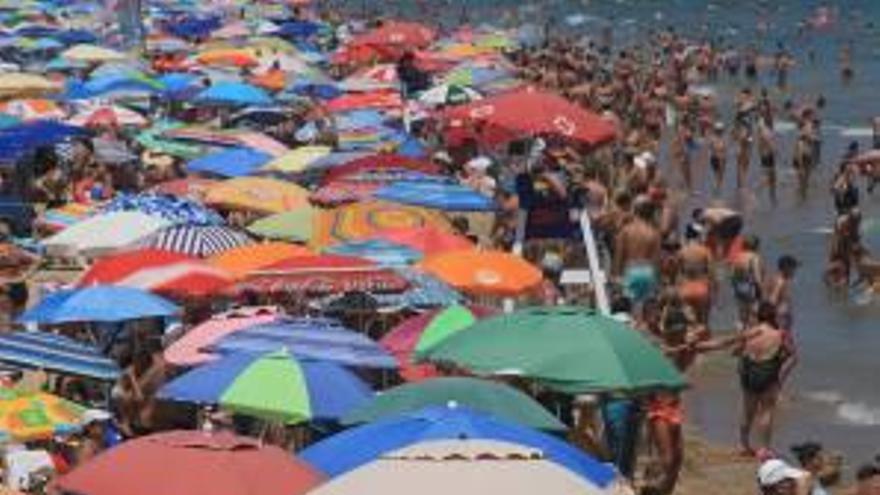 La playa de Gandia llena de bañistas durante este julio.