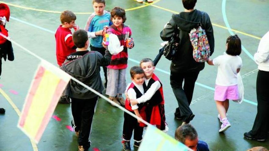 Dos asturianos del colegio San Vicente, durante la romería.