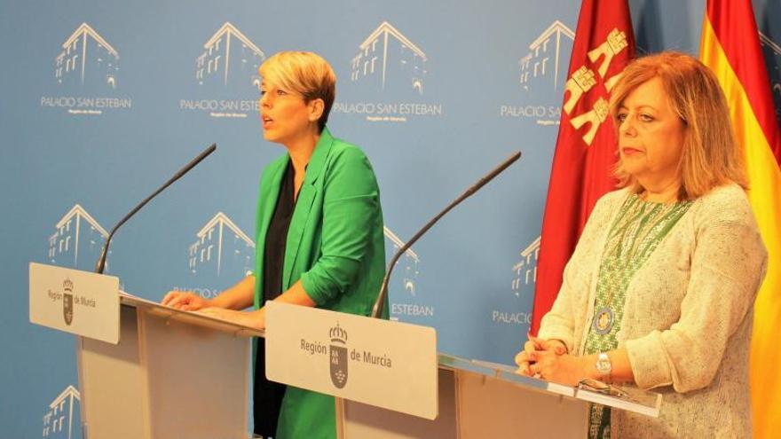 Las consejeras Noelia Arroyo y María Isabel Sánchez-Serna, tras el Consejo de Gobierno de ayer.