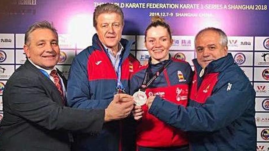 Cristina Ferrer, con la plata, junto a representantes de España en Shanghái.