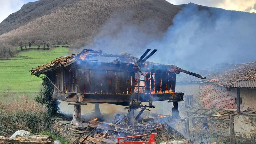 Arde la panera más antigua (del añu 1651) de Cangas del Narcea: &quot;Abulta que foi intencionáu&quot;