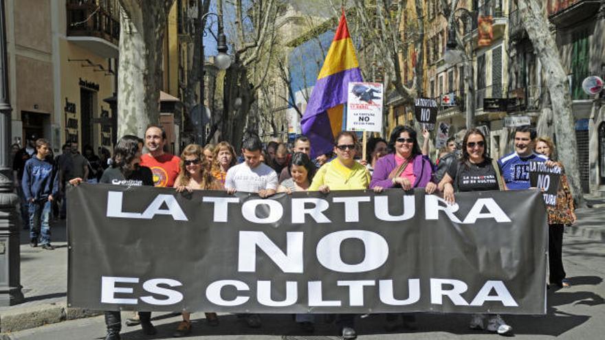 Unas 200 personas salen a la calle en Palma contra la &quot;tortura&quot; taurina