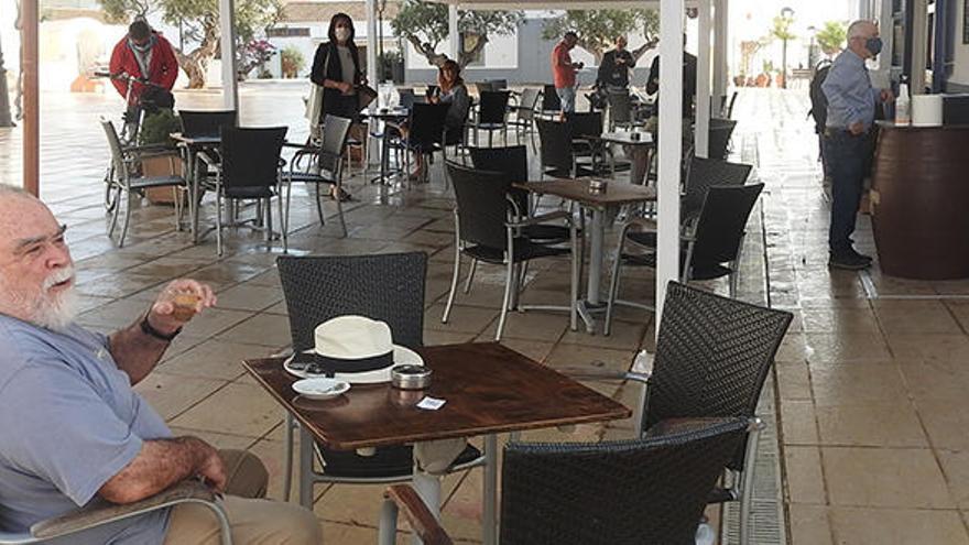 Clientes en una terraza de un bar de Sant Francesc, en Formentera, que entró en la fase 1 el pasado lunes.