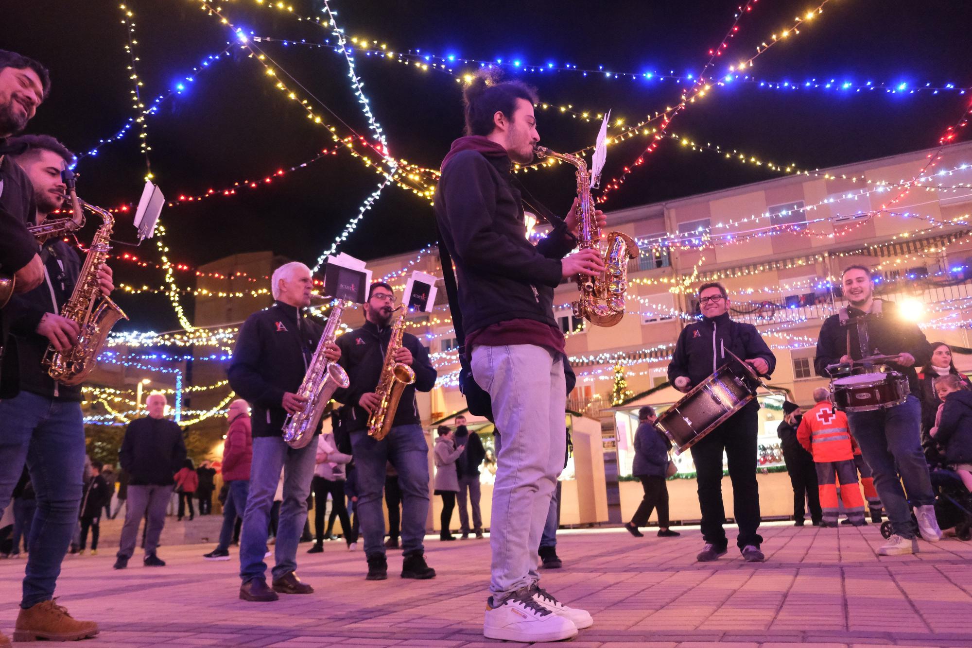 La Navidad llega a Elda con el encendido del alumbrado y la inaguración de su mercadillo navideño