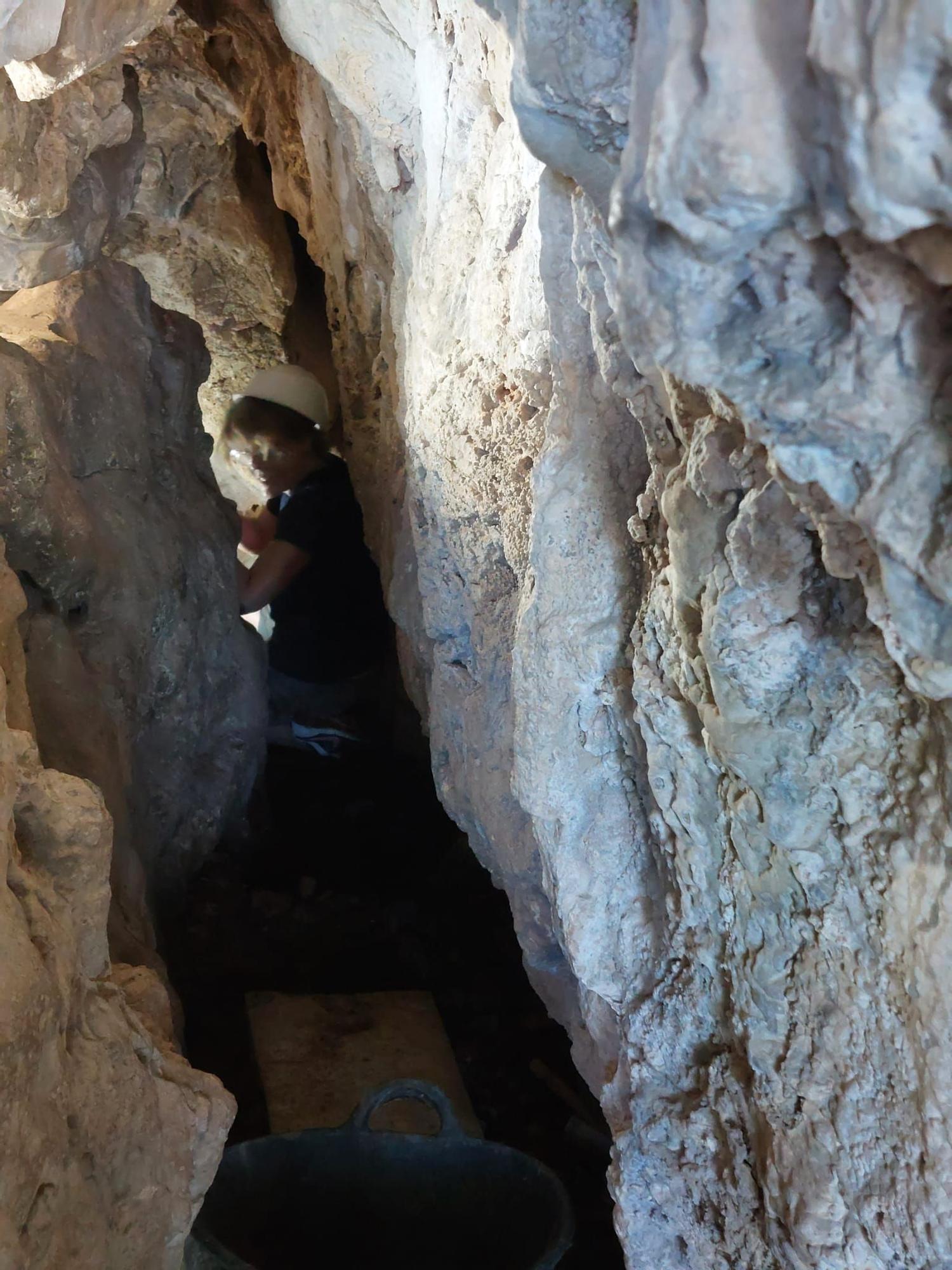 Una arqueóloga en la grieta intervenida.