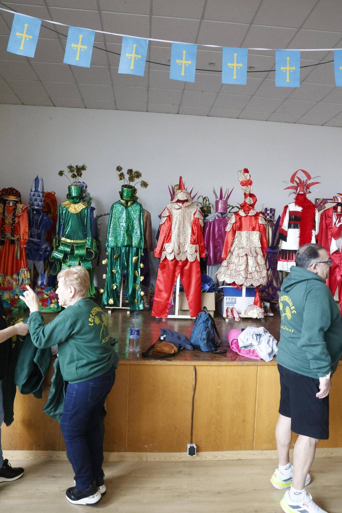 Los preparativos de la exposición de la charanga gijonesa "Los Restallones" por sus 25 años, en imágenes