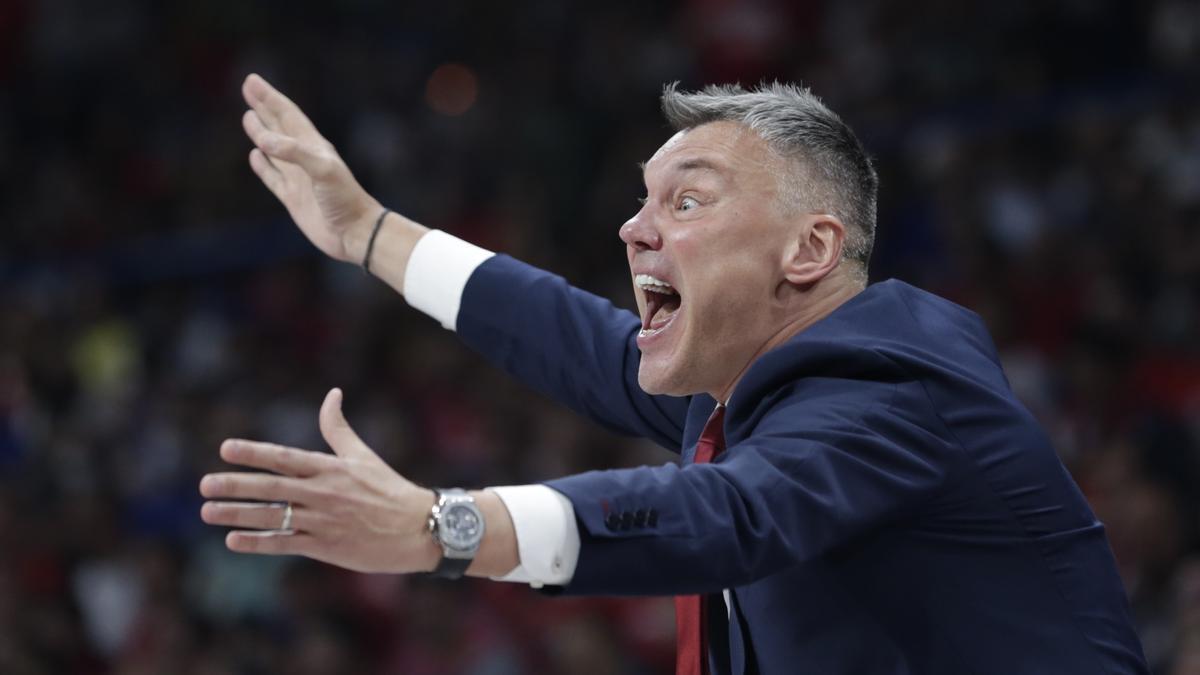 FC Barcelona vs Real Madrid Belgrade (Serbia), 19/05/2022.- Barcelona's head coach Sarunas Jasikevicius reacts during the Euroleague Final Four semi final basketball match between FC Barcelona and Real Madrid in Belgrade, Serbia, 19 May 2022. (Baloncesto, Euroliga, Belgrado) EFE/EPA/ANDREJ CUKIC